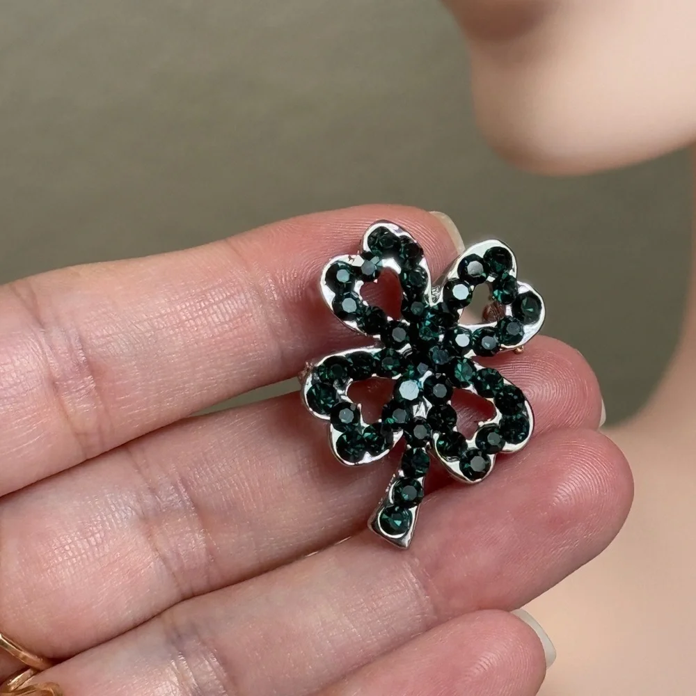 🍀 Elegant Green Clover Brooch - Picture 3 of 5